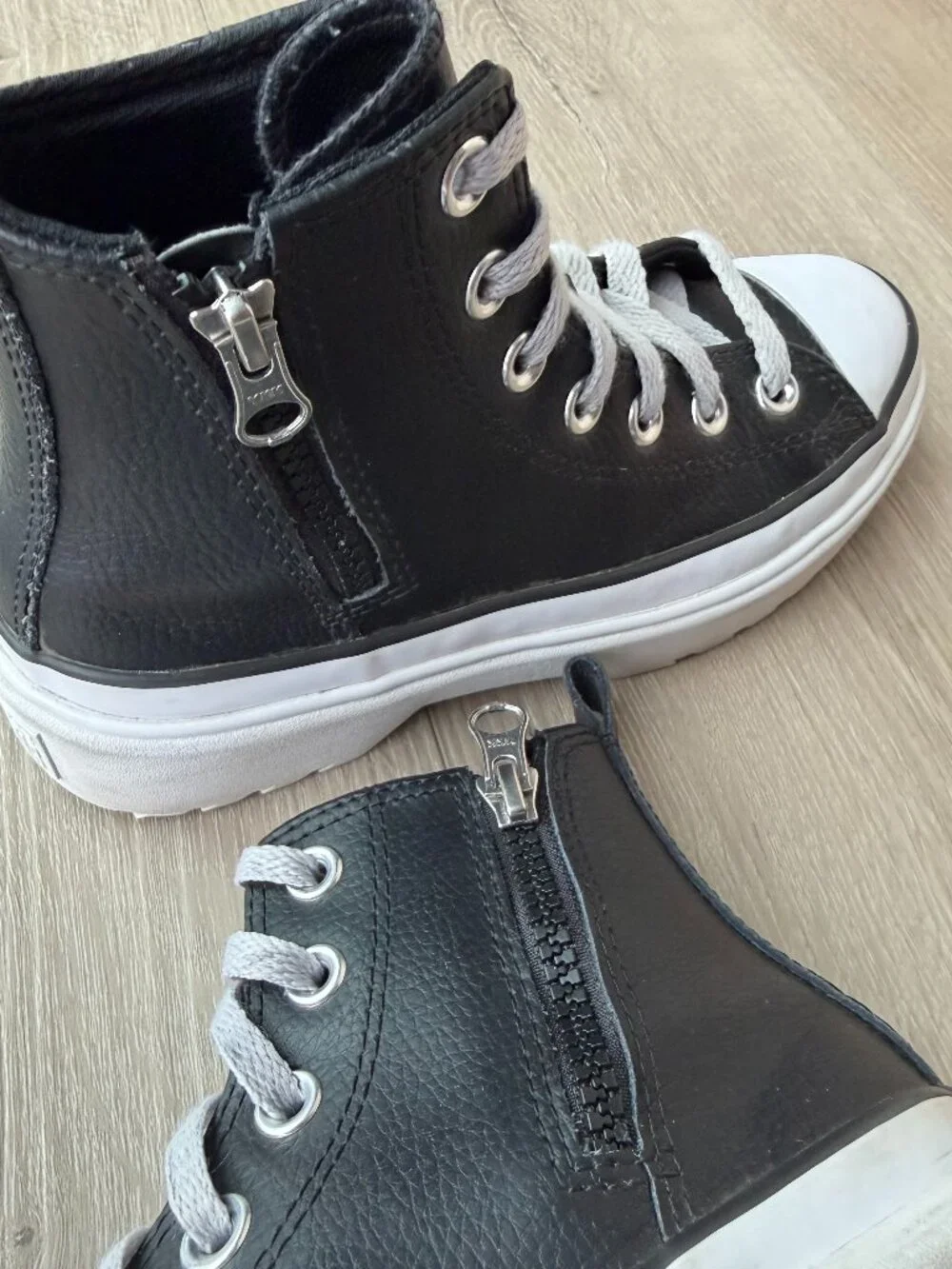 Converse Chuck Taylor Lugged Lift Leather High Top Big Kids US 3